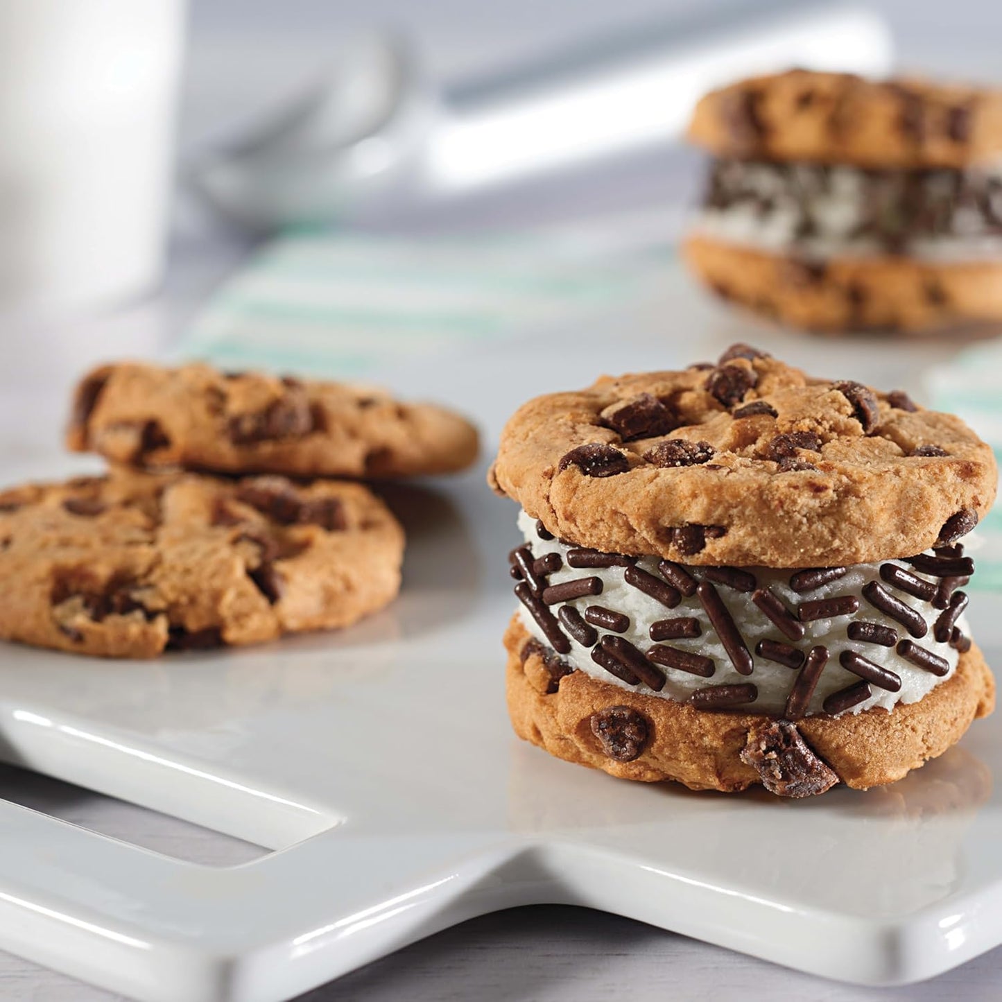 CHIPS AHOY! Chunky Fudgy Cookies Party Size – Streamlined Bulk Snack for Intentional Households, 24.75 oz